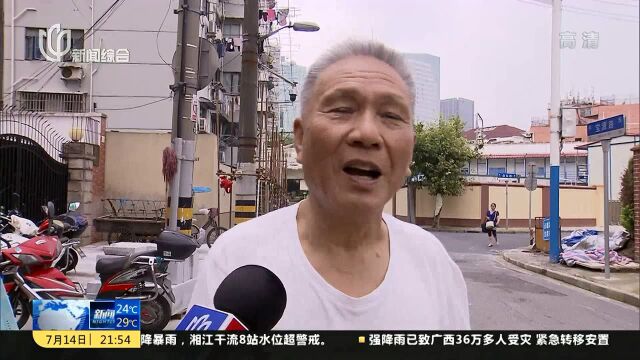 宝源路:绿化墙设计不完善 人行道青苔湿滑