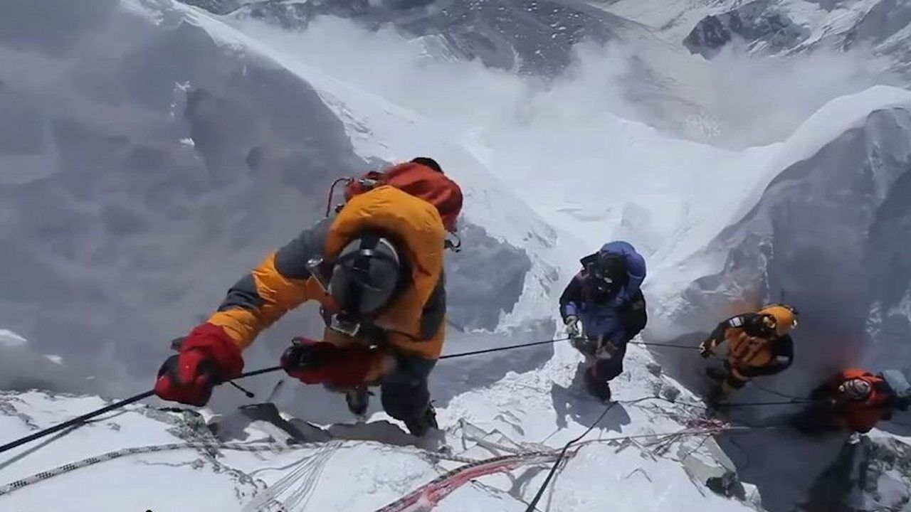 就在坚持与放弃之间 登顶珠峰艰难阶段第一视角看高原顶峰