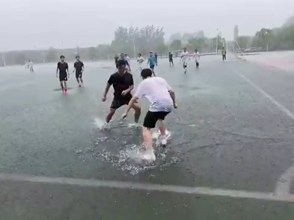 爱踢球的人总是风雨无阻!