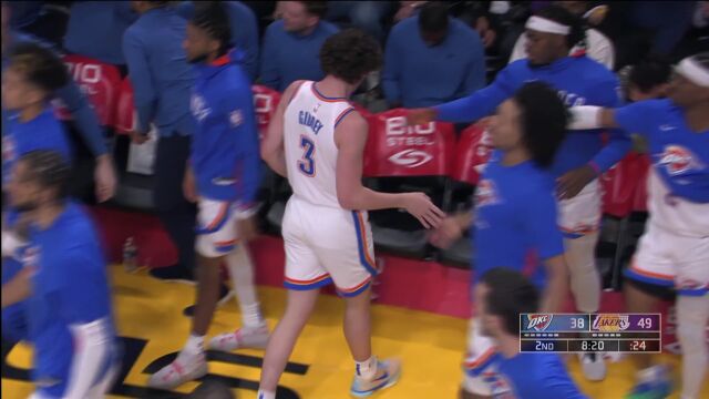 吉迪大手一挥拍给外线 维金斯三分出手一箭穿心