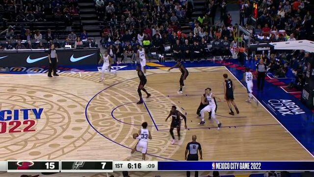 科林斯临危不乱送出助攻 瓦塞尔干拔中投迎射巴特勒