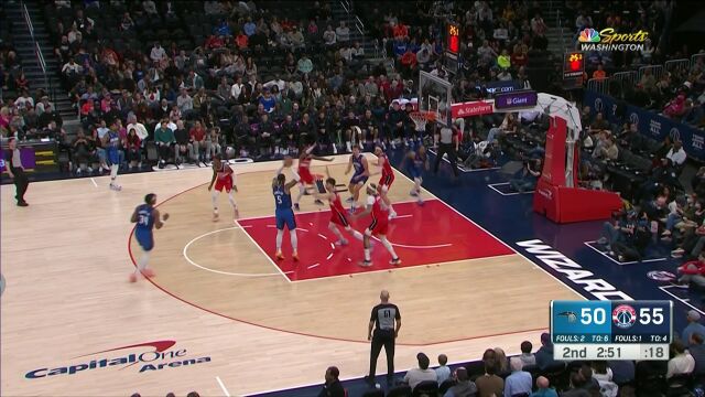 眼神连队友都骗到了 班凯罗不看人传球给到富尔茨两分拿下