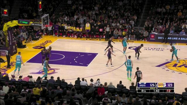 鲍尔超远三分不讲道理 贝弗利硬杠到底三分还以颜色