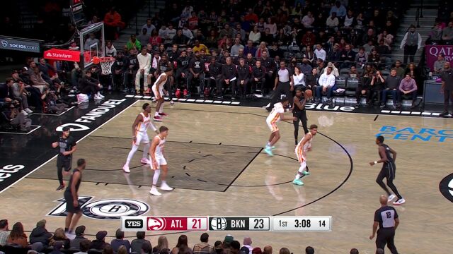 两大现代后卫之间的博弈 杨抛投潇洒写意欧文篮下打成2+1