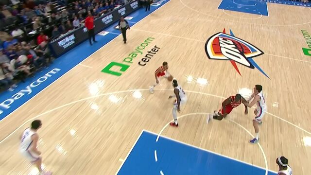 篮下三个人等我又如何！特雷杨蝴蝶穿花顶着防守打成2+1