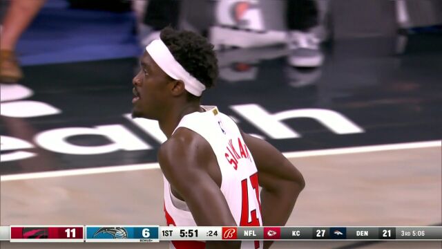 背后危险袭来竟不知 小特伦特抢断反击上篮一条龙