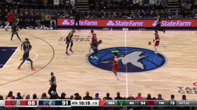 柳暗花明又一村 利拉德传球偏离航线沃克恰逢其会双臂暴扣