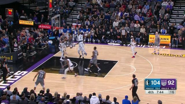 小狐狸速度就是快 福克斯杀入篮下拉杆折叠上篮