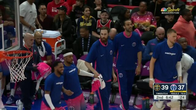 戴维斯直突篮下 高难度出手反手上篮