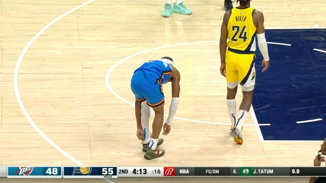 一只手拿鞋竟捡了个篮板！亚历山大拿鞋积极回防单手收下篮板