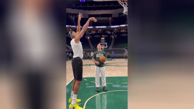 字母哥赛前热身环节 不玩身体改完技巧了！