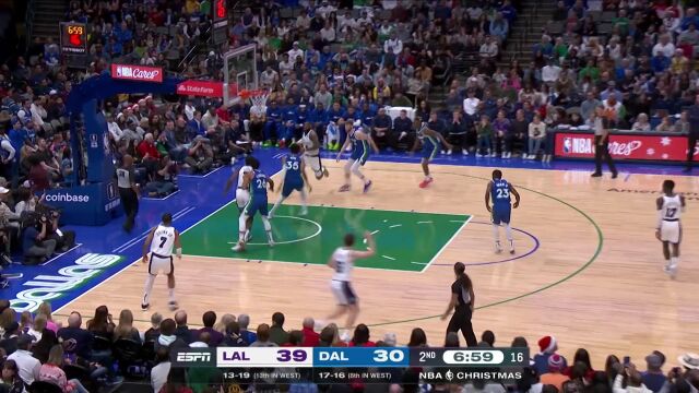 詹姆斯直杀篮下 反手上篮一气呵成