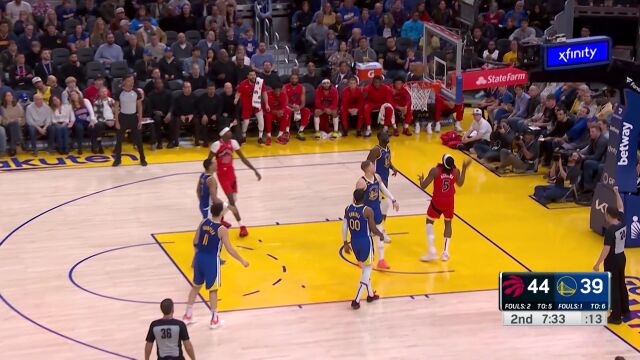 在篮下一柱擎天！阿丘瓦抓下前场篮板二次进攻打成2+1