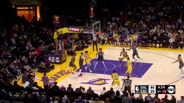 积极拼抢收获好结果！克里斯蒂飞身抢板 威少三分命中不负众望