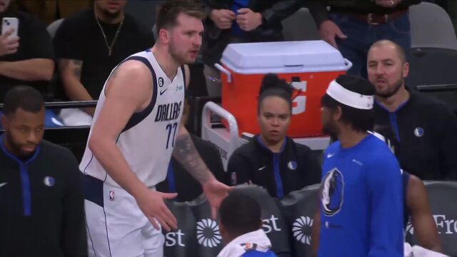 这是冲谁呢？东契奇场下发飙吹胡子瞪眼