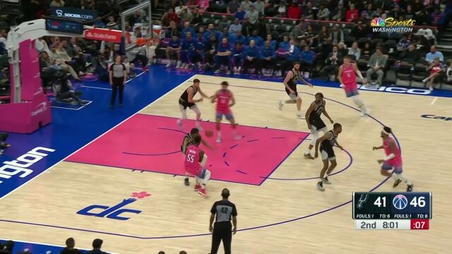 进攻行云流水！吉尔见缝插针突破上篮一气呵成