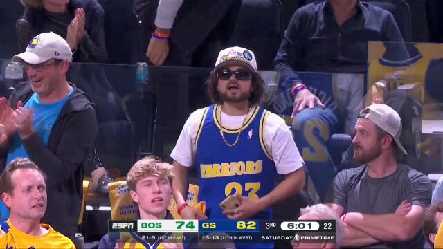 库里一传到位稳准狠 助力花茶兄弟接连扣篮得手