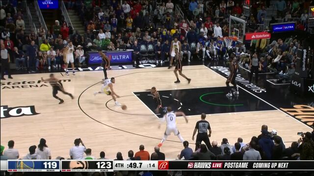 特雷杨对库里完成抢断 快攻摇手指上篮现场整活