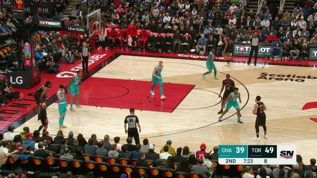 大马金刀杀入篮下 范弗利特无视遮天长臂突破建功