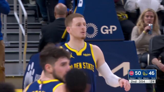 迪文琴佐绝平位置三分再中 博扬弧顶出手还以颜色