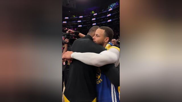 阿克伦双子间的惺惺相惜！詹姆斯库里赛后紧紧相拥