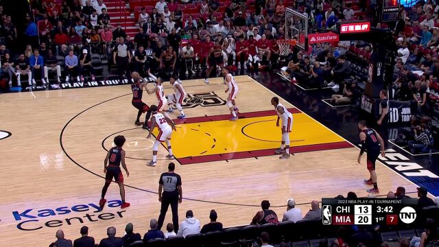 硬汉形象无需多言 巴特勒迎着防守强势进攻打成2+1