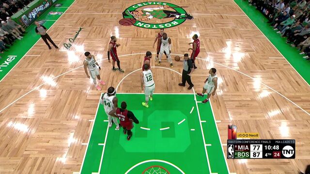 文森特与罗威飞扑在地抢球 马丁与布罗格登瞬间加入其中