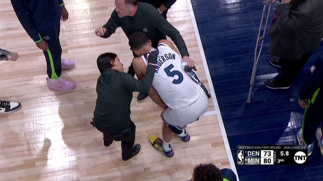 看着都疼！安德森试图封盖小乔丹 被爱德华兹误伤回到更衣室