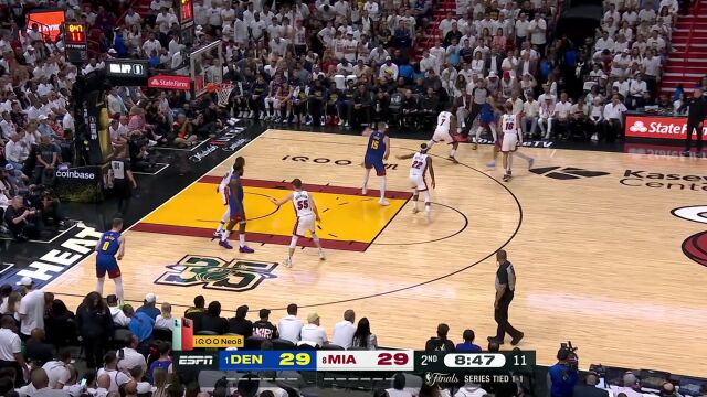 传球轻松写意！约基奇人缝鬼手妙传助攻布劳恩双臂暴扣挂筐