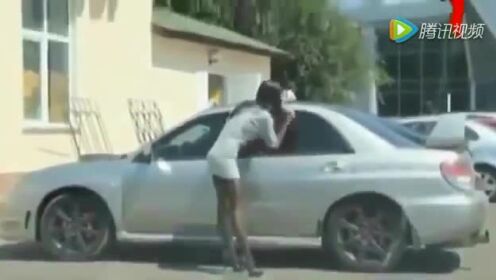 原以为车內沒人，美女便掀起裙子