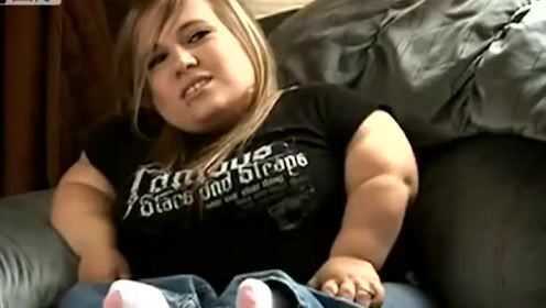 妈妈患侏儒症，身高不到一米，冒着生命危险生下三个孩子，伟大！