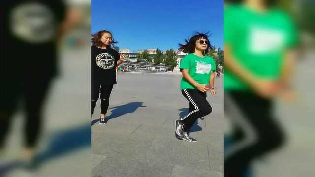 广场舞就要像这两位美女这样跳,洒脱有个性,不扭扭捏捏