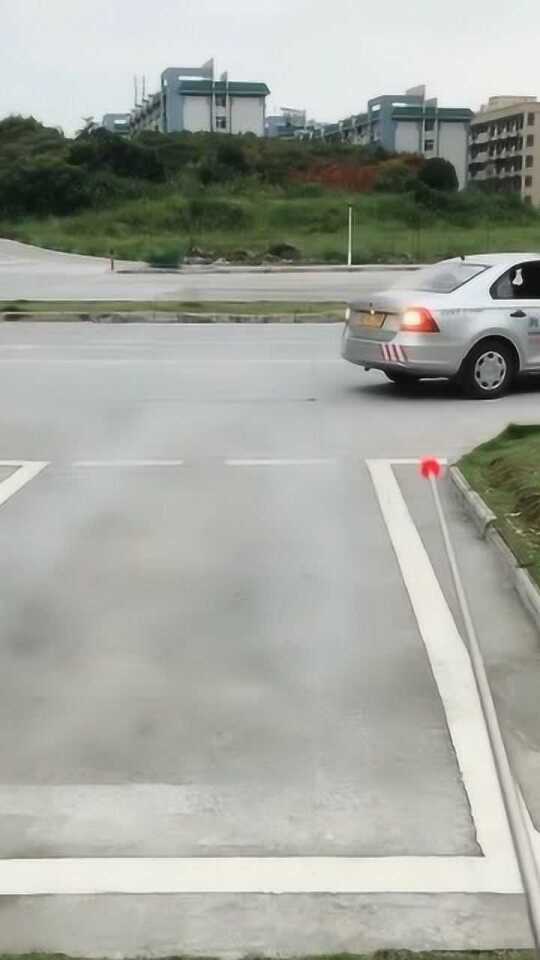 科二右倒车入库就这样看点，把握好打方向的时机，比左倒库还简单！