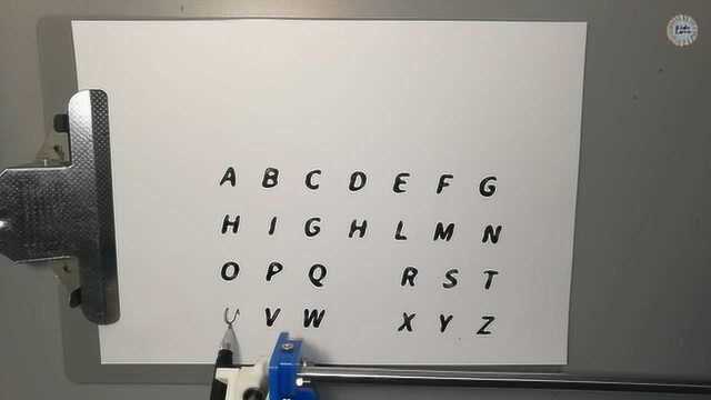 写字机器人写26个英文字母