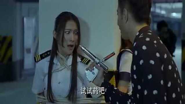 两个美女被绑架,尸人药剂要拿人实验,男子竟要拿美女做实验