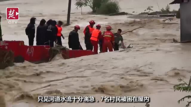 来凤县普降暴雨洪水倒灌进房屋,消防紧急营救7人