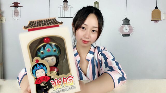 妹子试玩“川剧变脸娃娃”,按一下就会变脸,太有创意了