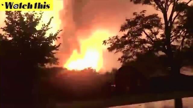 美国宾州匹兹堡输油管道大爆炸 火光冲天照亮夜空