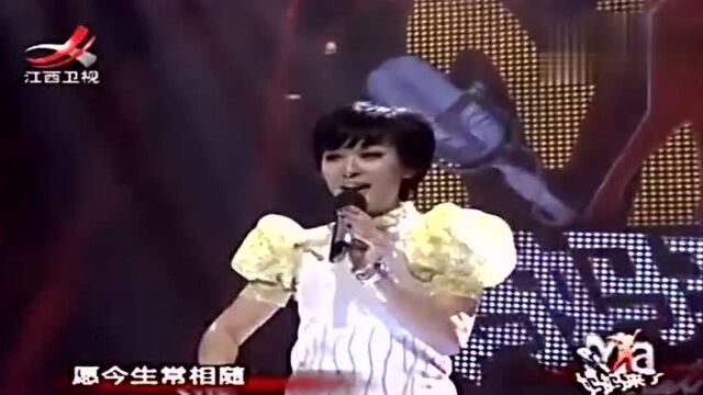 李向南演唱歌曲《女儿情》,选手的声音很甜美轻柔感情很丰富