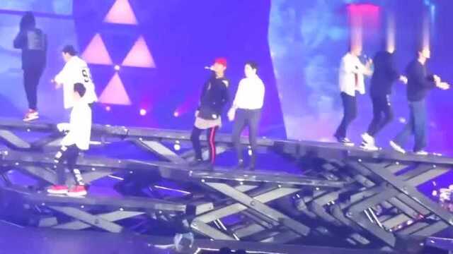 EXO香港演唱会《蝴蝶少女》饭拍版本,灿烈与世勋发福利了!