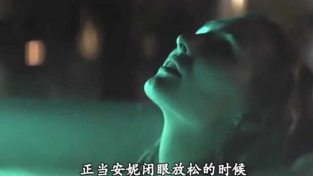 美女不节约用水,结果遭到自然之神的惩罚