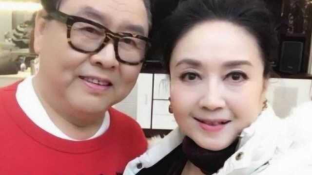 72岁猪八戒一家近照,儿子身家过亿,妻子69岁依然貌美