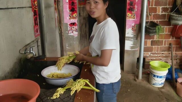 最近很火的棕树花炒肉,姑娘也尝试炒来吃,味道也太苦了