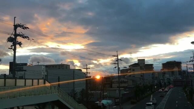 日本大阪十三站的夕阳