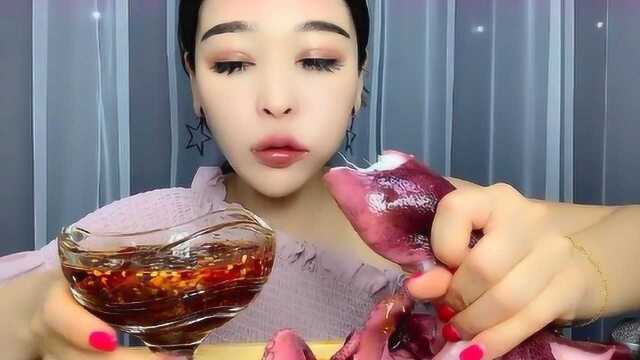 美女抓起这么大的八爪鱼,直接开吃,看着真是太过瘾了