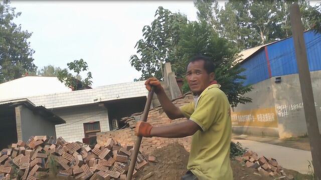 都说建筑工人工资很高,农村大哥工地每天工作9小时,能挣多少钱