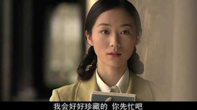 男子送一本书给美女,两人眉目传情,美女:请你签名留念