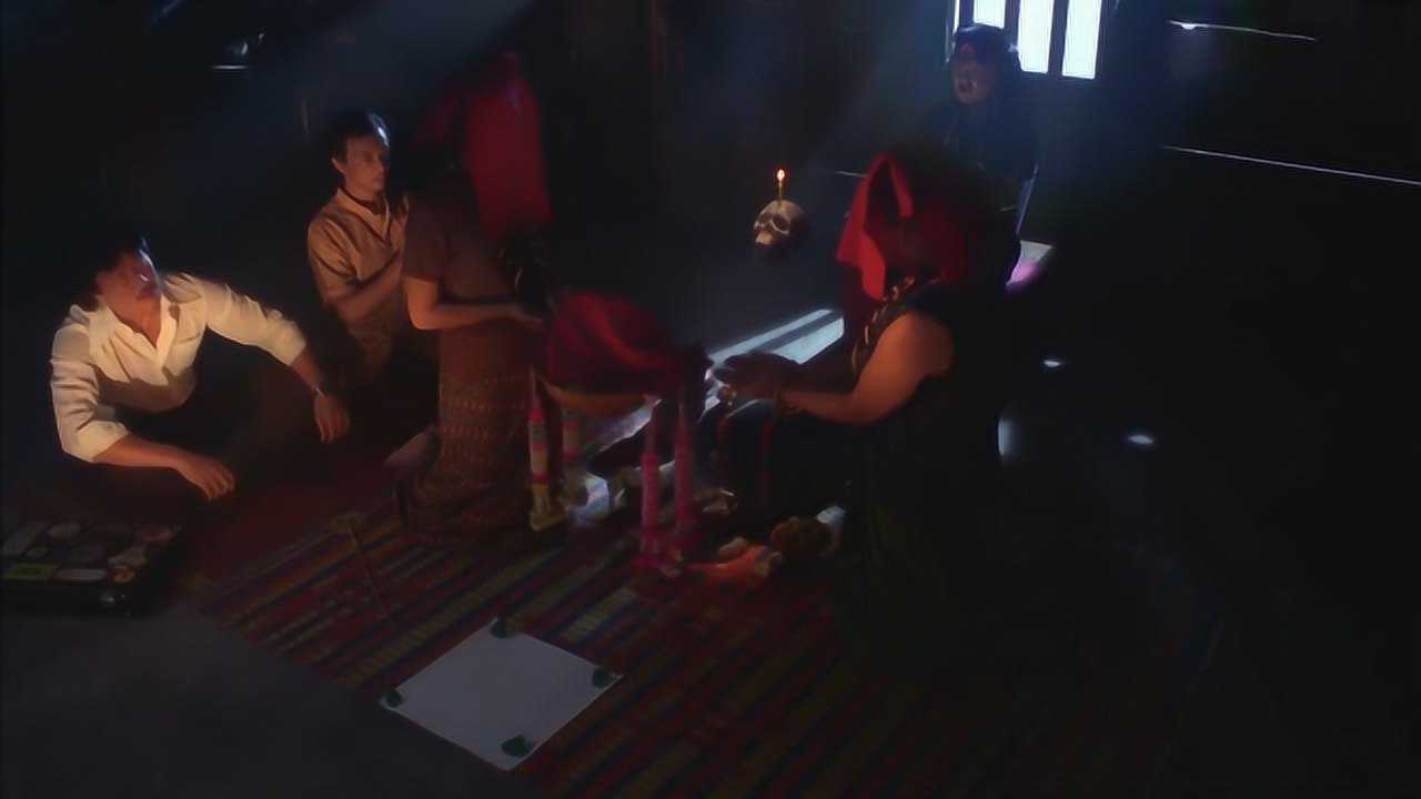 降头师看上了漂亮雇主于是顺便也给她下了爱情降头！_电影_高清完整版视频在线观看_腾讯视频