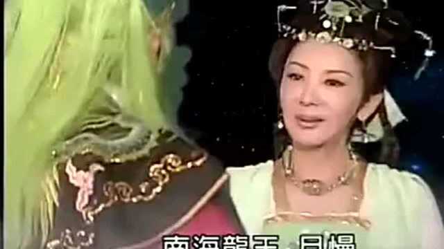 龙母树林临产,龙王旁边守护,不料胎儿刚刚诞生,龙母就离开人世