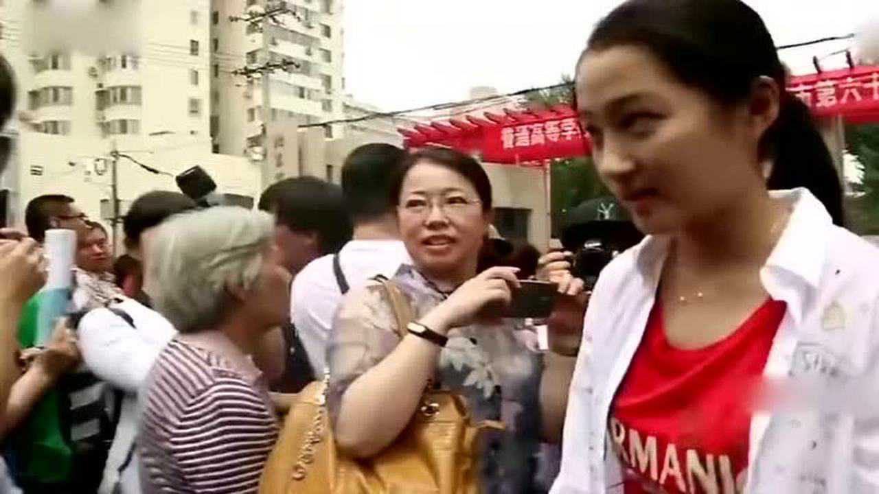 关晓彤和迪丽热巴的字迹真是没有对比就没有伤害